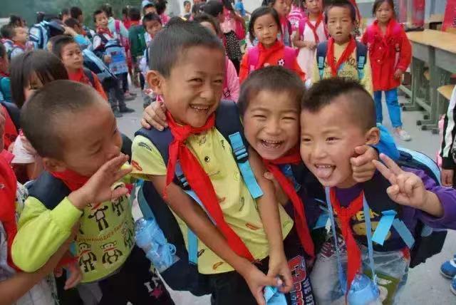 捐助莘莘學(xué)子 大愛情暖校園  ——2015 達意隆金秋助學(xué)行