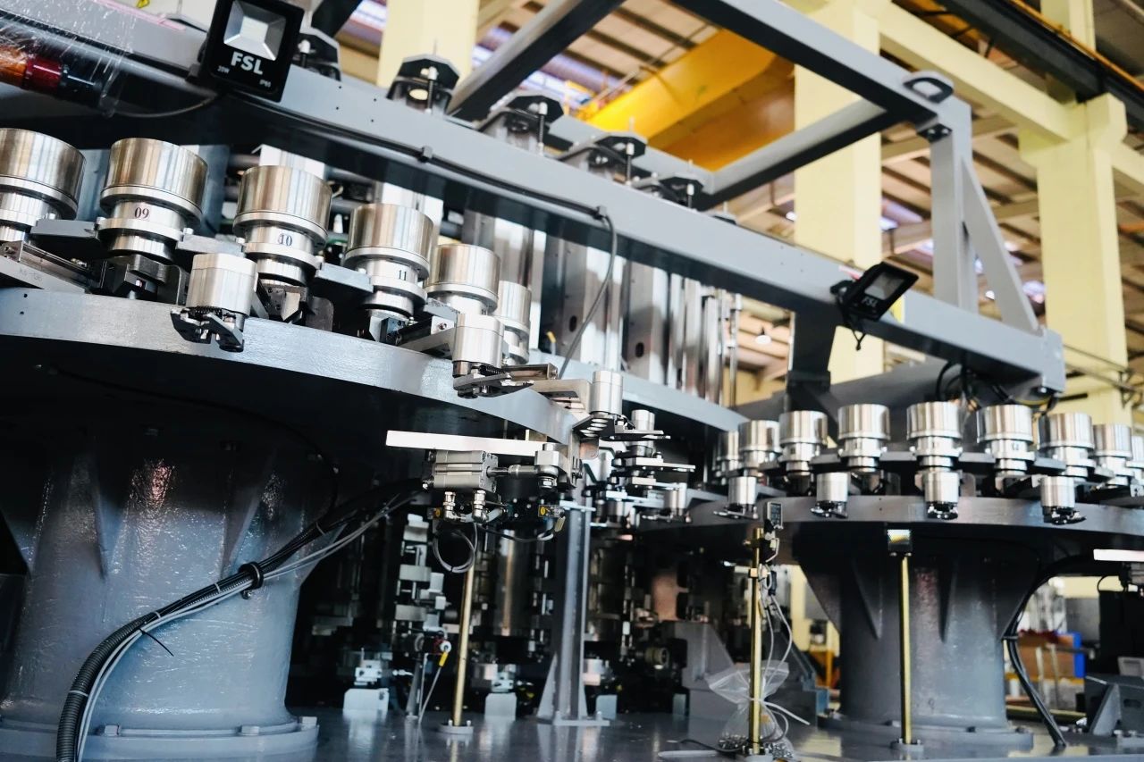 里程碑時(shí)刻！達(dá)意隆引領(lǐng)亞洲首臺(tái)自制72000BPH高速吹貼灌旋